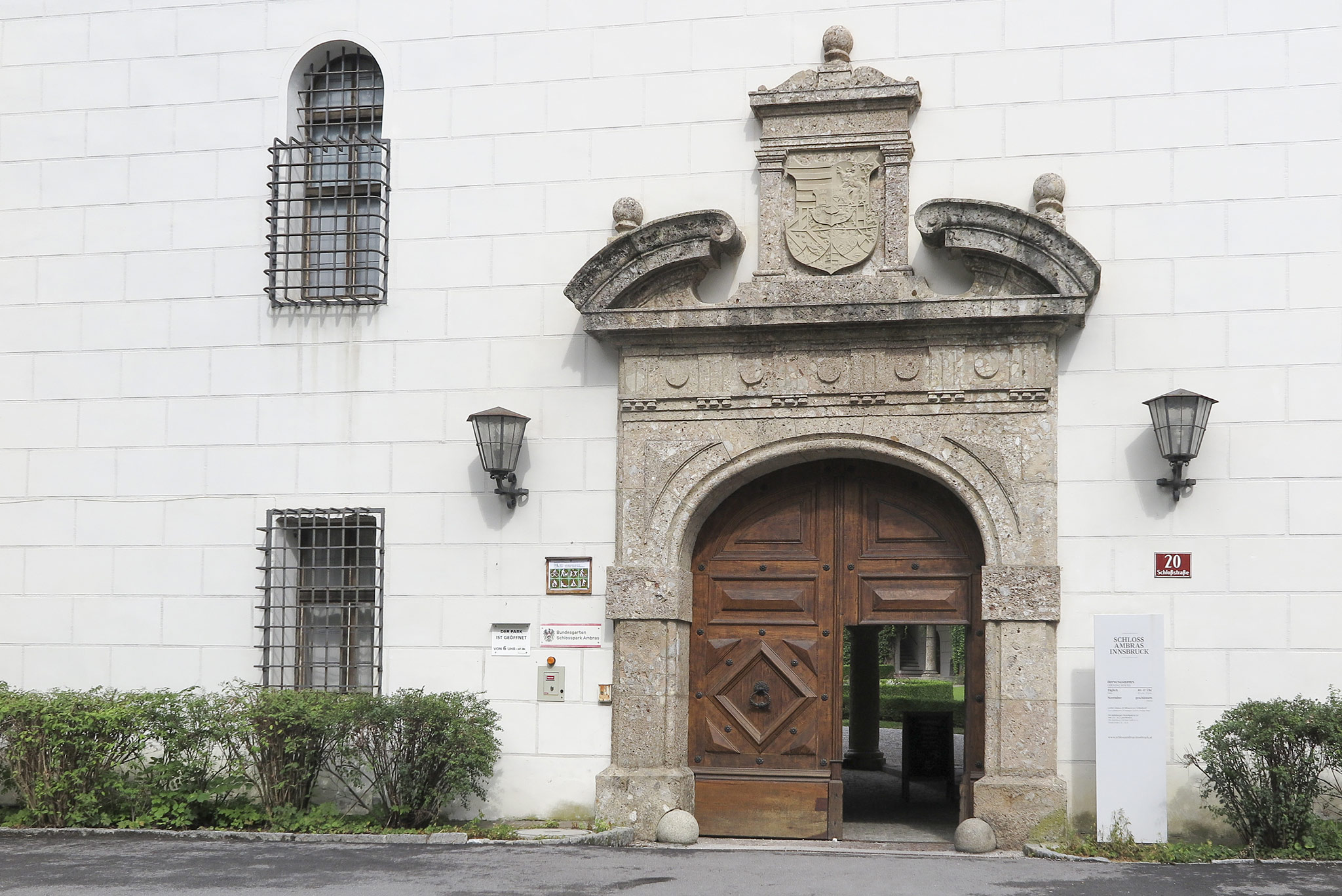 Schloss Ambras, Innsbruck (Photo license: CC BY-NC 2.0)